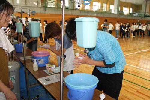 手洗いタンクによる初めての手洗い