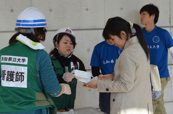 傷病者受け入れ（県立大学地下入り口）