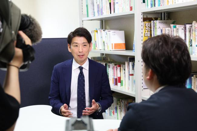 矢吹教授の取材の様子