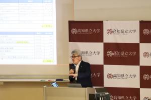令和７年度教員対象大学説明会　学長挨拶の様子