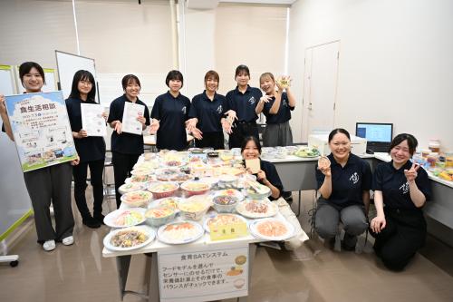 健康栄養学部の学生ボランティアたち