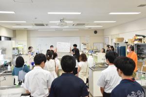 健康栄養学部実験体験の様子