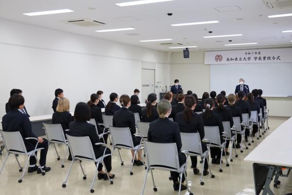 学長賞受賞者後ろ姿