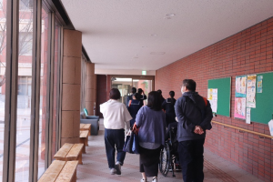 (3)学内見学ツアーの様子①