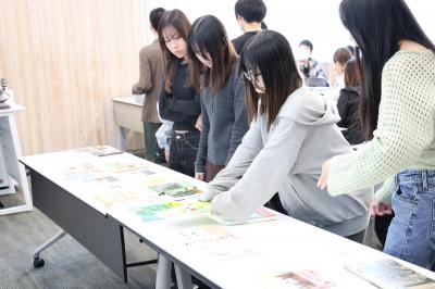 本を選ぶ様子