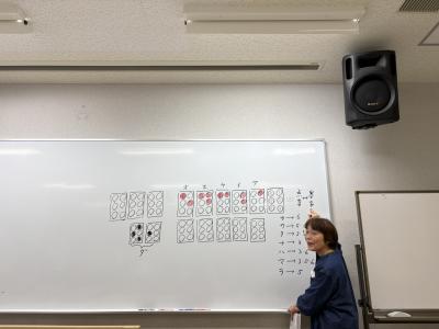 点字の仕組みについて説明する玉木瑞枝さん