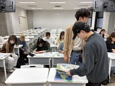 点字絵本の制作に取り組む学生たち