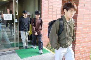 一次避難場所への非難の様子