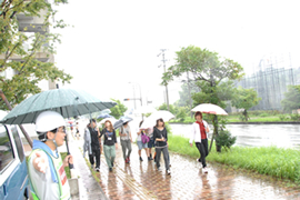 雨の中、被災者の誘導が行われました