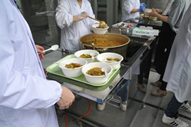 炊き出しのメニューは野菜たっぷりで栄養面にも配慮されたスープカレーでした