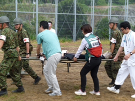 午後には本学グラウンドにて、自衛隊との合同訓練を行いました