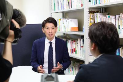 矢吹教授の取材の様子