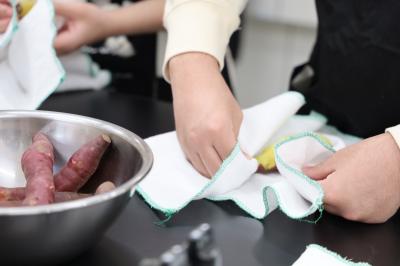 さつまいもの皮をむいている様子