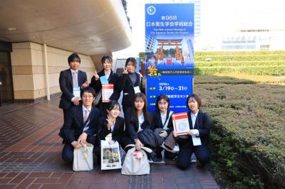 学会看板前にて